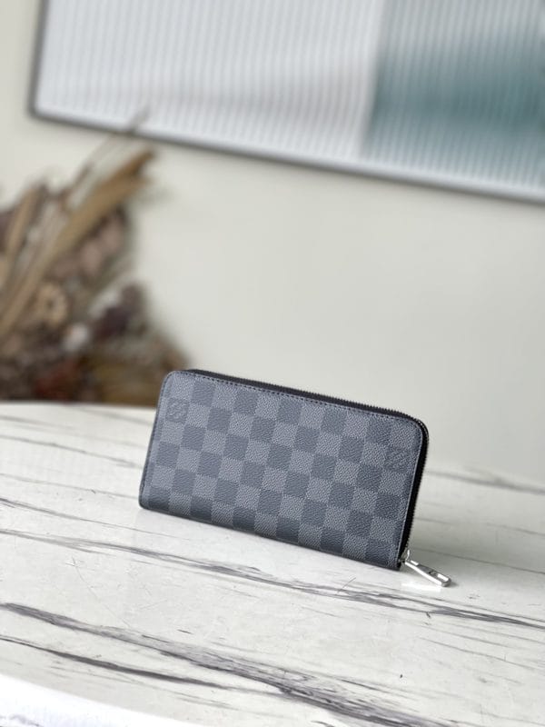 Louis Vuitton Zippy Wallet - Image 4